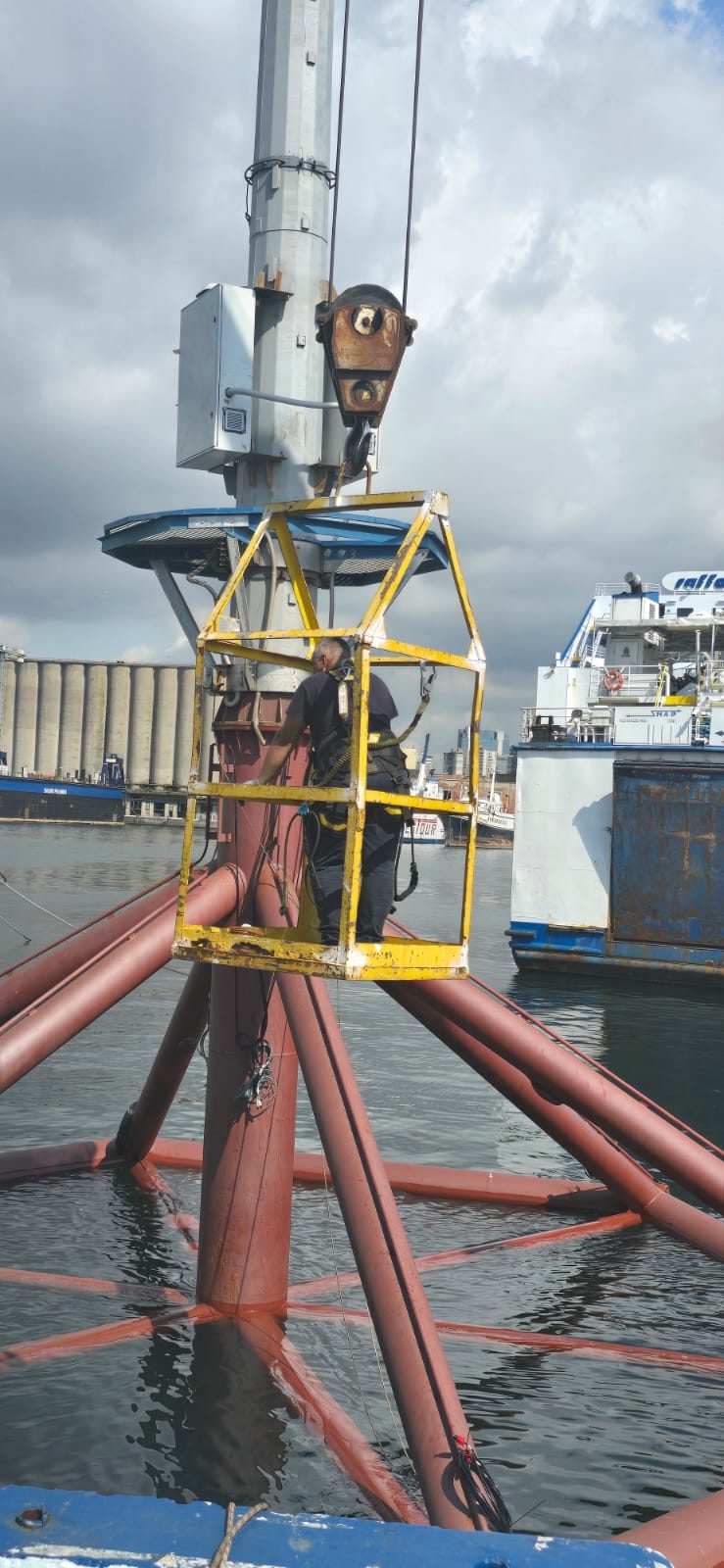 Tecnico sulla sommità della base galleggiante durante l'intervento