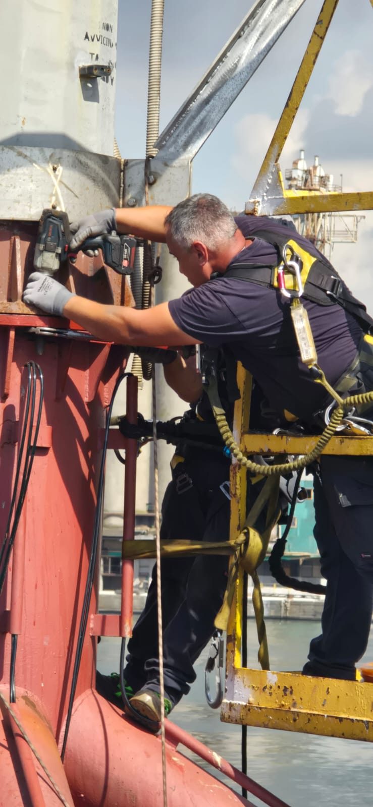 Tecnico in sicurezza su cestello durante la manutenzione in quota