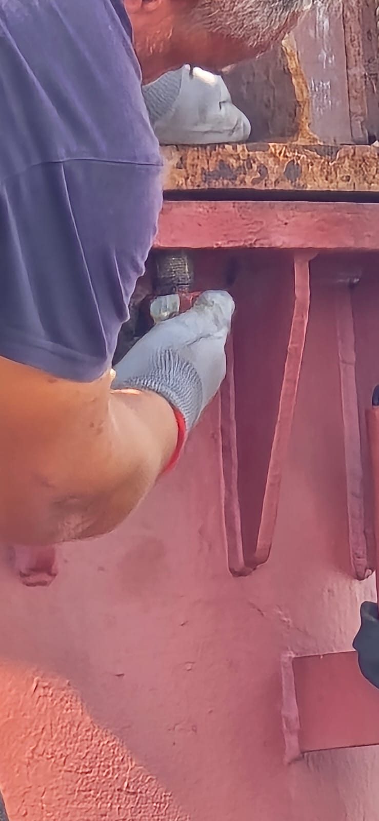 Dettaglio del fissaggio sulla struttura della base galleggiante