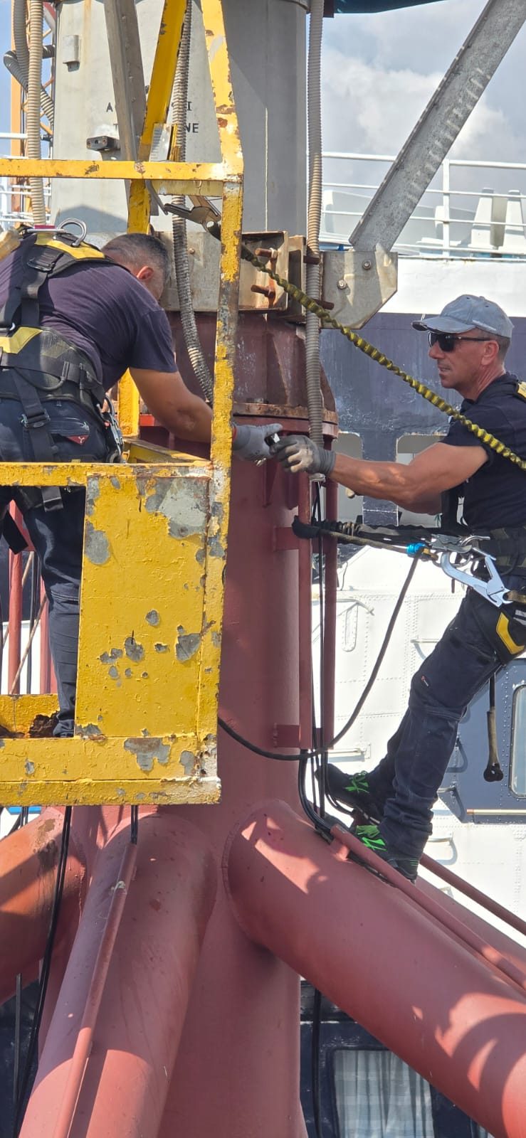 Tecnici al lavoro sulla flangia della torre galleggiante