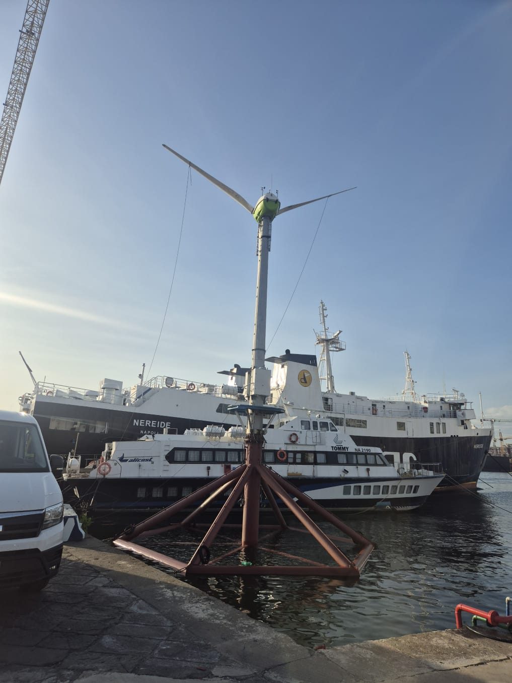 Base galleggiante tetraedrica ormeggiata accanto alle navi in porto