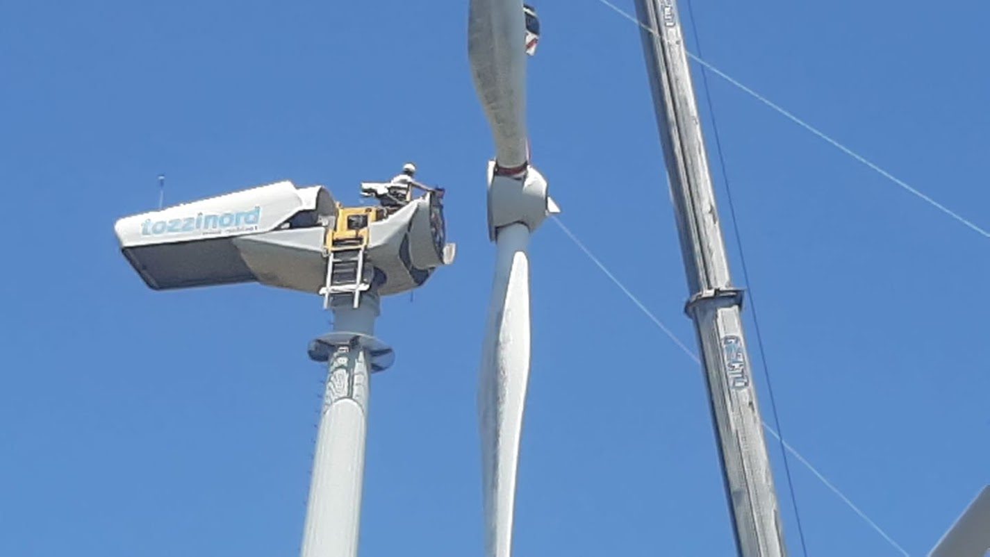Sollevamento navicella Tozzi Nord con gru