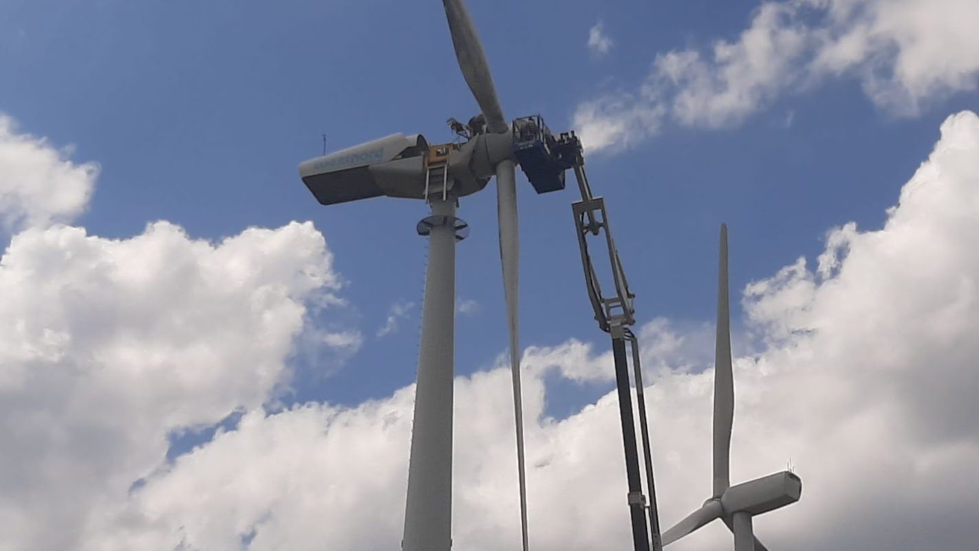 Turbina Tozzi Nord con piattaforma aerea per manutenzione in quota